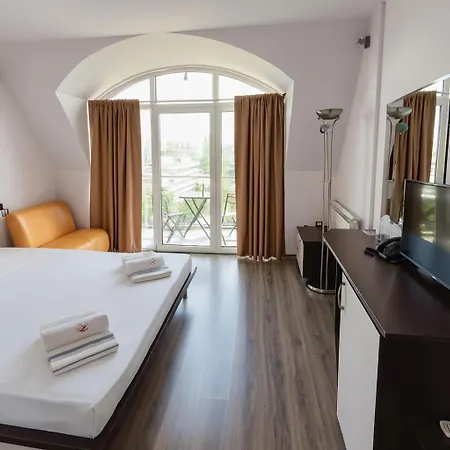 Avis Hotel 3*